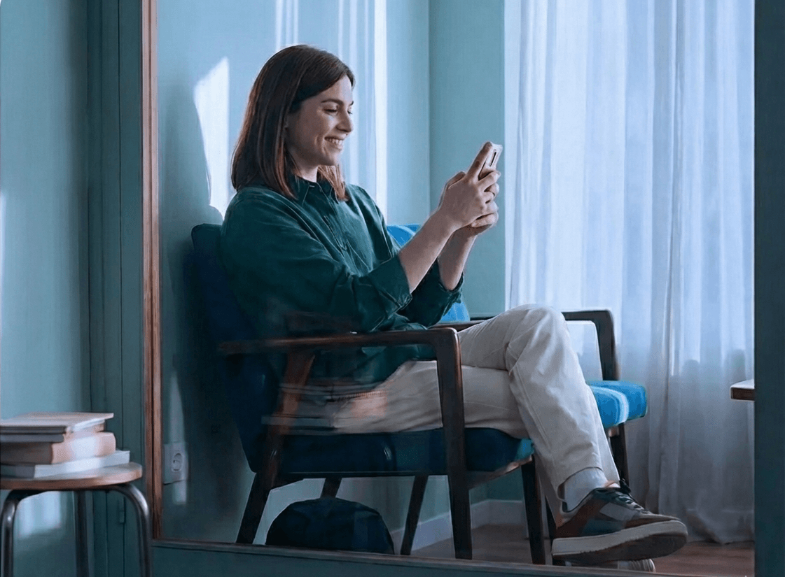 Therapeutin arbeitet mit moderner Praxissoftware